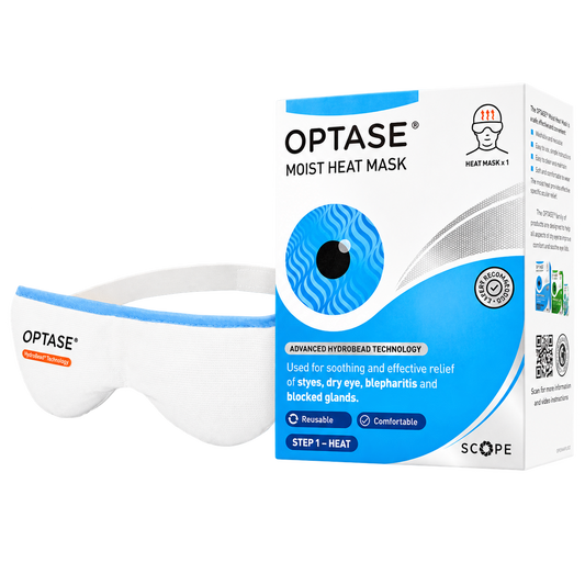 Optase Moist Heat Mask, una mascarilla para ojos con su empaque. Fondo transparente, formato cuadrado.